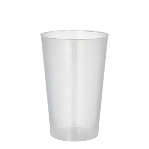 Een heldere, doorschijnende Starpak 10 herbruikbare drinkbeker van PP staat rechtop op een witte ondergrond. De onbreekbare, cilindrische beker loopt lichtjes taps toe naar de bodem en heeft gladde, transparante zijkanten.