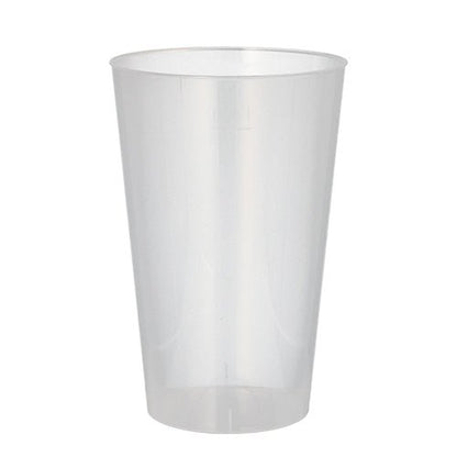 Een Starpak 10 herbruikbare drinkbeker van doorzichtig, onbreekbaar PP staat helder en leeg rechtop voor een eenvoudige witte achtergrond.