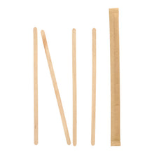 Vier PAPSTAR roerstaafjes hout "pure" 17,8 cm staan rechtop, één leunt schuin, daarnaast ligt een enkel in folie verpakt roerstaafje - alles van PAPSTAR GmbH op een witte achtergrond.