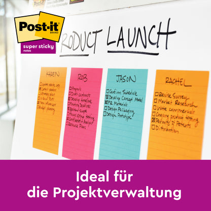 Op een whiteboard tonen vier kleurrijke Post-it® Super Sticky Meeting Notes (203x153mm, 100% PEFC) van 3M Deutschland GmbH taken voor productintroductie. Zichtbaar: Post-it-logo, "PEFC-gecertificeerd" en "Ideaal voor projectbeheer".