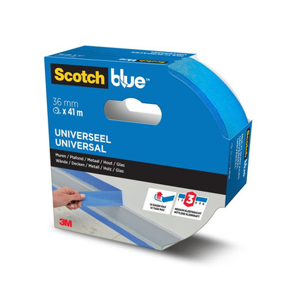 Een rol 3M Deutschland GmbH ScotchBlue™ schilderafplaktape "Multi-Surface", 36 mm x 41 m, in blauwe verpakking. De verpakking toont het gebruik op muren, metaal, hout en glas, wat de universele compatibiliteit benadrukt.