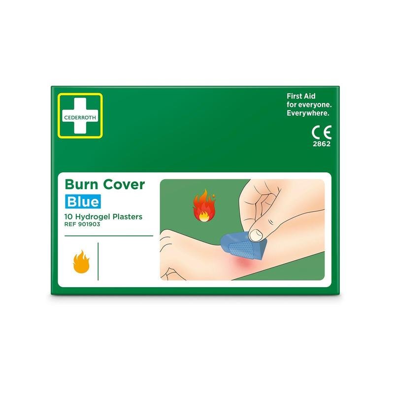 Een groene doos met het opschrift "Cederroth burn cover, blauw, hydrogelpleister, 10 stuks" van Orkla Wound Care AB bevat 10 pleisters. De afbeelding toont een hand die een blauwe pleister op een brandwond op een arm aanbrengt, met een vlam symbool voor gebruik bij brandwonden.