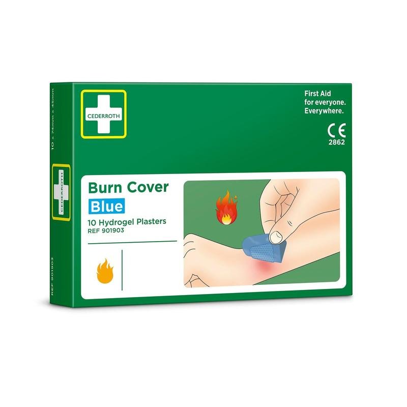 Een groene doos met het opschrift "Cederroth burn cover, blauw, hydrogelpleister, 10 stuks" van Orkla Wound Care AB toont een hand die naast een vlam symbool een blauwe hydrogelpleister op brandwonden aanbrengt. De verpakking bevat 10 pleisters en is voorzien van het Cederroth-logo.