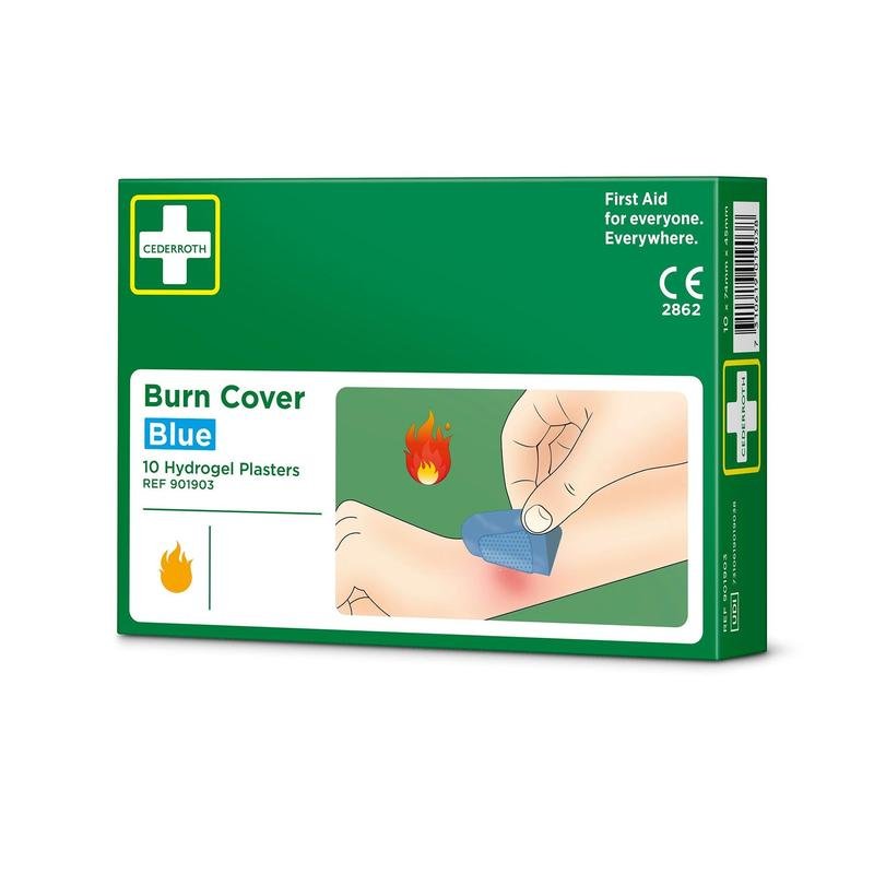 Een groene doos met het opschrift "Cederroth Burn Cover, blauw, Hydrogel-Pleister, 10 stuks" van Orkla Wound Care AB bevat 10 pleisters. De afbeelding toont een hand die een blauwe pleister op een brandwond op een arm naast een vlam symbool aanbrengt.