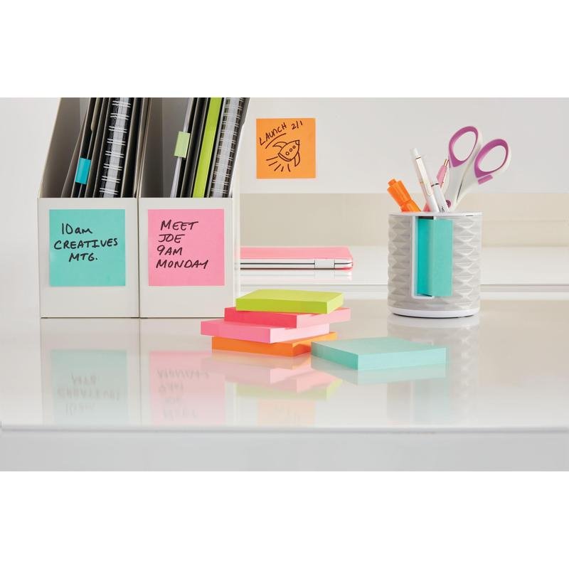 Een opgeruimd wit bureau met 3M Nederland B.V. Post-it® Notes kubus, Ultra-kleuren (76 mm x 76 mm, 450 vel), notitieboeken, mappen in houders en pastelkleuren plaknotities. Op het bureau en aan de muur worden herinneringen en vergadertijden op de blaadjes weergegeven.