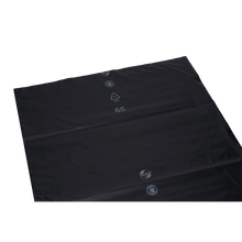 Eine schwarze Kunststoffplatte der EMIL DEISS KG (GmbH + Co.), Produkt DEISS 95012 (650+550x1350x0,1 mm, 50 Stück), mit Recycling-/Kunststoffsymbolen, der Zahl 65 und einer leicht reflektierenden Oberfläche auf weißem Hintergrund.