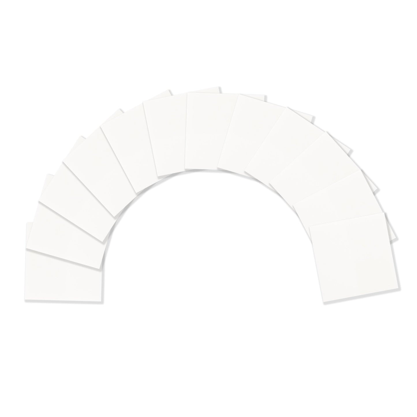 Eine Reihe von 3M Deutschland GmbH Post-it® Transparent Notes (73 mm x 73 mm, 36 Blatt/Block, 12 Blöcke/Packung) sind in einem Bogen auf weißem Hintergrund angeordnet, wobei sich die einzelnen Zettel leicht überlappen.