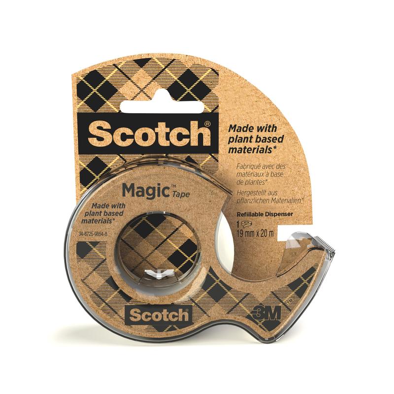 De Scotch® Magic™ plakband van 3M Deutschland GmbH bevat 66% plantaardige lijm, is 19 mm x 20 m groot en wordt geleverd met een navulbare dispenser van gerecycled materiaal. De verpakking heeft een bruin ruitjesontwerp.