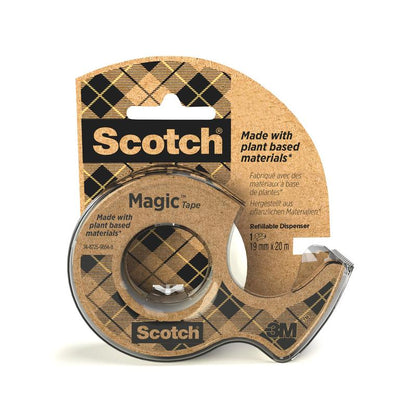 De Scotch® Magic™ plakband van 3M Deutschland GmbH bevat 66% plantaardige lijm, is 19 mm x 20 m groot en wordt geleverd met een navulbare dispenser van gerecycled materiaal. De verpakking heeft een bruin ruitjesontwerp.