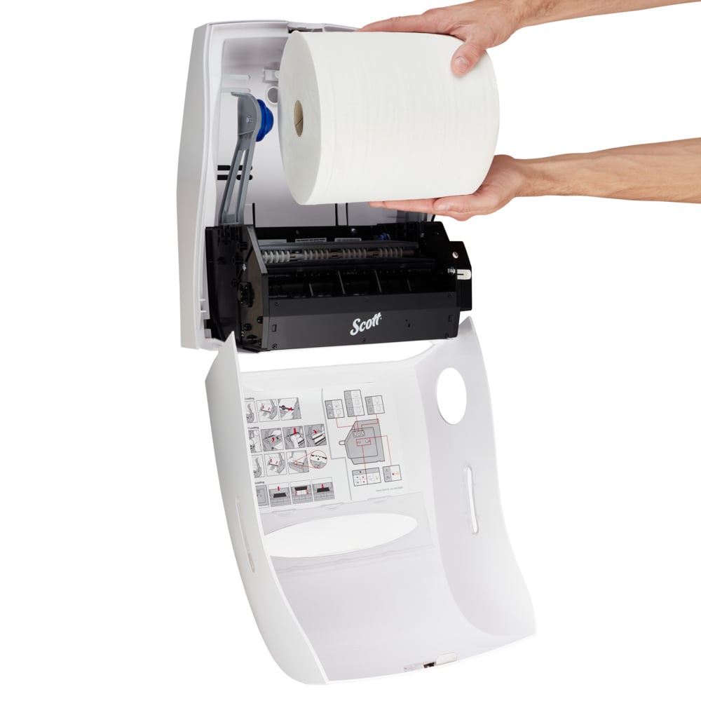 Een persoon laadt een grootrol in een Kimberly-Clark Professional™ Elektronische No Touch Dispenser (Wit, 1 dispenser), wandgemonteerd, met zichtbare laad-instructies voor hygiënisch gebruik. Merk: Kimberly-Clark GmbH.