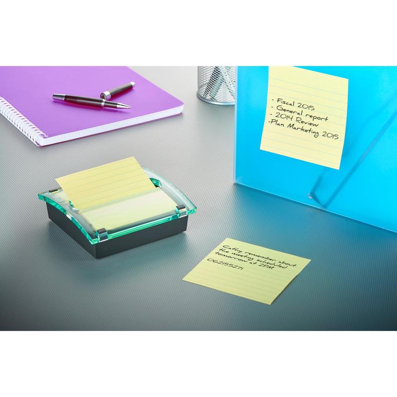 Op een tafel liggen een paarse notitieboek, twee pennen, een netpennenhouder, een blauwe map met notitiebladen XL en de 3M Deutschland GmbH Post-it® Z-Notes Dispenser XL met Super Sticky Z-Notes in groot geel gelinieerd formaat (101x101 mm).