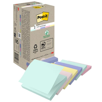 Een doos met 3M Post-it® Recycling Z-Notes (76x76 mm, 100 vel, 100% PEFC) staat naast vijf pastelkleurige stapels - blauw, groen, geel, roze en paars. Op de kartonnen doos zijn recycling- en certificeringssymbolen afgebeeld.