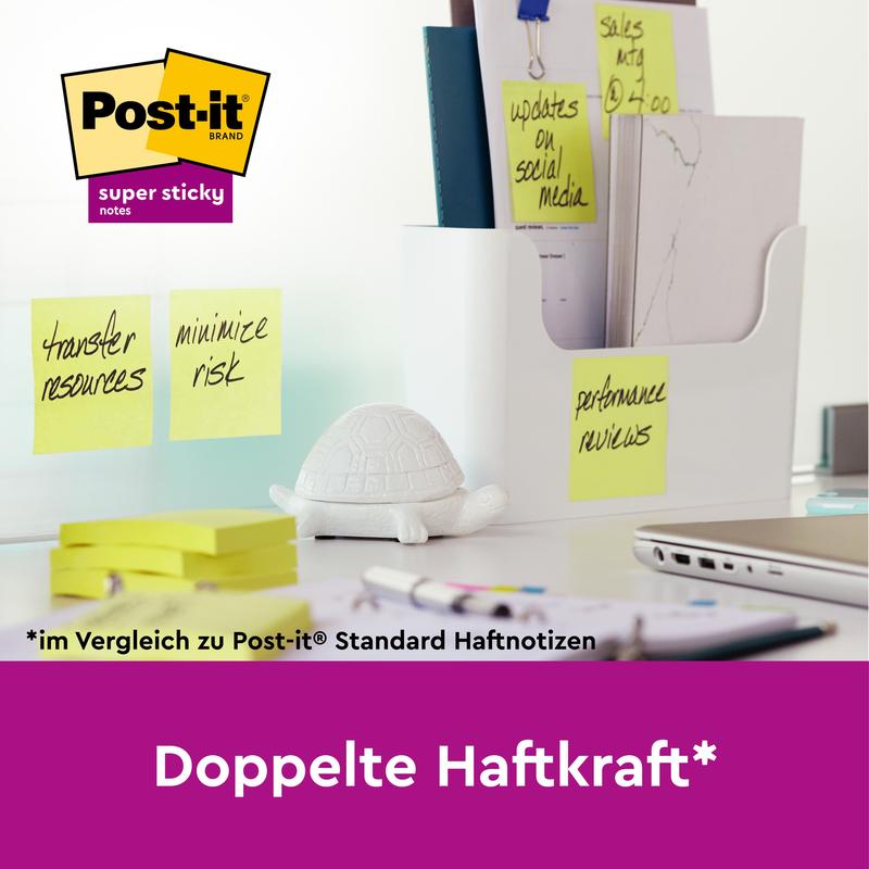 Op het bureau liggen 3M Post-it® Super Sticky Notes (76x127mm, 90 vel, 100% PEFC), een witte schildpadfiguur en een documenthouder. Tekst: "Dubbele kleefkracht*" benadrukt de sterkere kleefkracht in vergelijking met gewone notities.