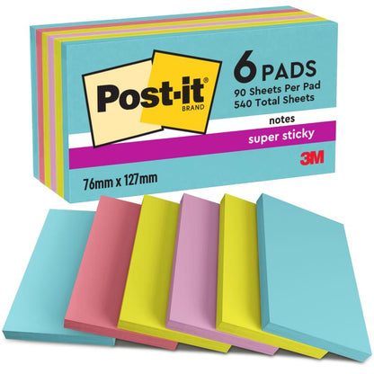 Een 6-pack Post-it® Super Sticky Notes (76 mm x 127 mm, 90 vel/blok, 100% PEFC) van 3M Deutschland GmbH in de kleuren blauw, roze, geel en lavendel, zowel in de verpakking als uitgevouwen als display.