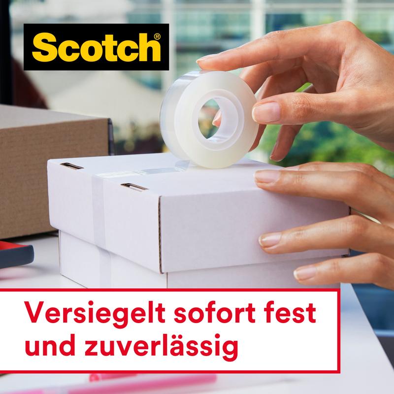 Een persoon sluit een witte doos af met Scotch® Crystal plakband (19 mm x 12 m, 2 rollen + 3,2 m GRATIS) van 3M Deutschland GmbH. Op de voorgrond zijn verpakkingsmaterialen en de slogan "Meteen stevig en betrouwbaar verzegeld" te zien.