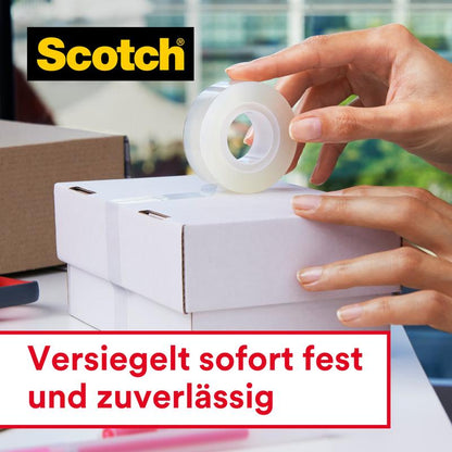 Een persoon sluit een witte doos af met Scotch® Crystal plakband (transparant, voordeelverpakking, 8 rollen, 19 mm x 33 m) van de 3M Deutschland GmbH. Linksboven is het logo te zien, daaronder staat: "Direct stevig en betrouwbaar verzegeld.