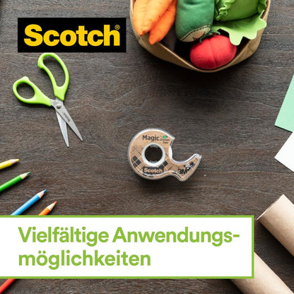 Een schaar met groene handgreep, kleurpotloden, groen papier, kartonnen buizen, stoffen vegetatie in een mand en de Scotch™ roestvrijstalen plakbandhouder met Scotch® Magic™ plakband (66% plantaardig) van 3M op een houten tafel. Diverse toepassingsmogelijkheden.