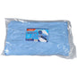 Een gevouwen blauwe ENA Soft microvezeldoek (53x60 cm) van Abena Re-Seller GmbH is verpakt in een doorzichtige plastic zak met een "Microvezeldoek"-etiket, productinformatie en een gedeeltelijke afbeelding van het reinigingsdoekje in gebruik. De verpakking bevat 10 stuks.