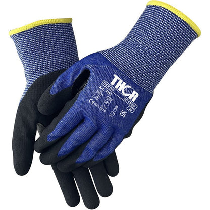 Een paar blauwe Thor Flex Cut C handschoenen van Abena Re-Seller GmbH met zwarte handpalmen, geel afgewerkte manchetten, witte "THOR"-opdruk en veiligheidscertificaten - ideaal voor werkzaamheden met snijgereedschap of cutter.