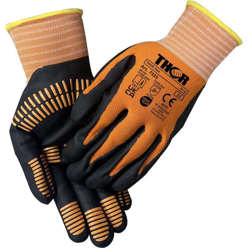 Een paar oranje-zwarte Thor Flex Multigrip werkhandschoenen met gele manchetten en zwarte gripstrepen. Een handschoen draagt de merknaam Abena Re-Seller GmbH samen met veiligheidscertificeringen en specificaties.
