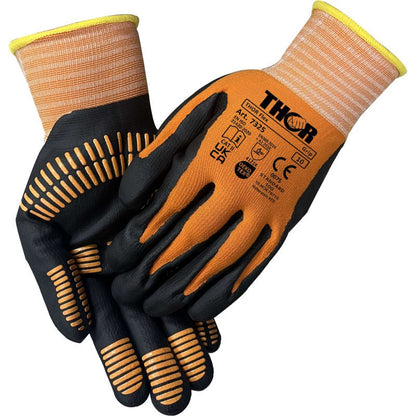Een paar oranje-zwarte Thor Flex Multigrip werkhandschoenen met gele manchetten en zwarte gripstrepen. Een handschoen draagt de merknaam Abena Re-Seller GmbH samen met veiligheidscertificeringen en specificaties.
