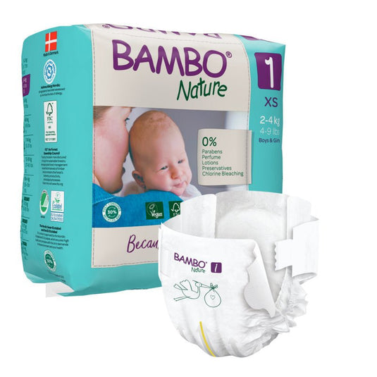 Op de verpakking van een doos Bambo Nature van Abena Re-Seller GmbH voor baby’s met een gewicht van 2-4 kg staat een foto van een baby afgebeeld. Op de voorkant is een luier te zien die het milieuvriendelijke ontwerp, het merklogo en de duurzame materialen benadrukt.