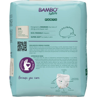 De achterkant van een Bambo Nature Pants van Abena Re-Seller GmbH toont op een lichtblauwe achtergrond productinformatie, de uitspraken "huidvriendelijk" en "milieuvriendelijke luiers", een schattige egel, een keurmerk en een QR-code.