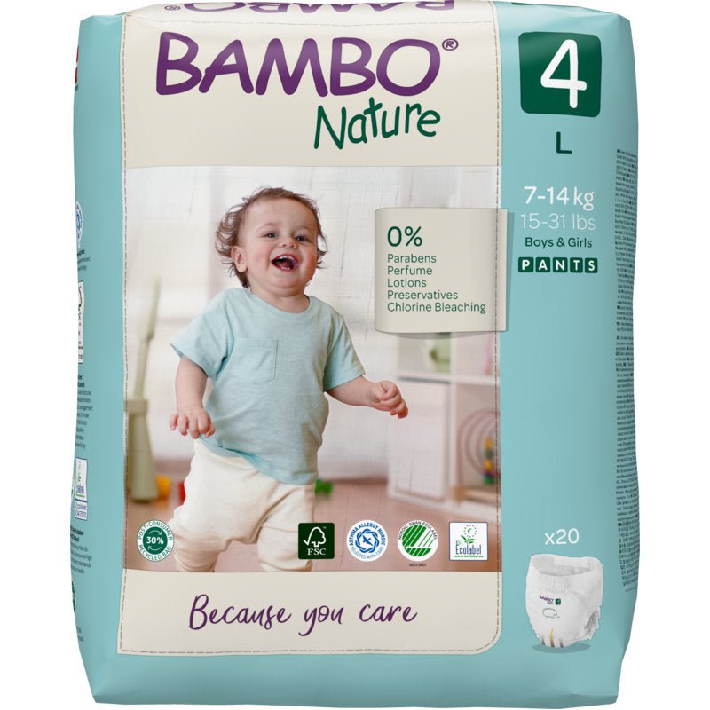 Een pak Bambo Nature Pants van Abena Re-Seller GmbH (maat 4) toont een glimlachend peuter in een lichtblauw shirt en een witte luier. Op de verpakking van 20 stuks staat "0% parabenen, parfum, lotions, conserveermiddelen, chloorbleekmiddel."