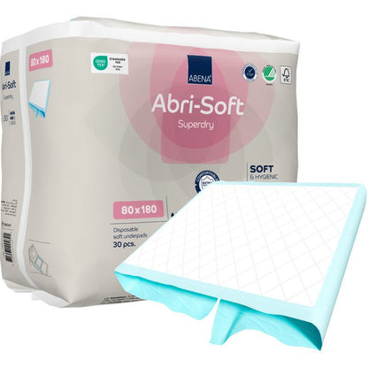 Een verpakking van de Abena Re-Seller GmbH wegwerp-onderlegger Abri-Soft Superdry, 80x180 cm, bevat 30 wegwerp-onderleggers. Een onderlegger is aan de voorkant gedeeltelijk opengevouwen. De verpakking benadrukt de belangrijkste eigenschappen - ideaal voor de zorg bij incontinentie.