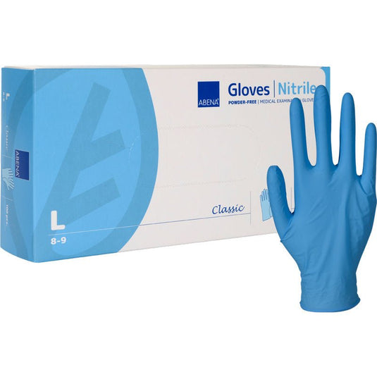 Een doos met het opschrift „Nitrilhandschoenen, Classic, poedervrij, blauw” van Abena Re-Seller GmbH, met een opvallende blauwe „L” voor Large, staat naast een rechtopstaande handschoen; volgens de verpakking gaat het om poedervrije medische onderzoekshandschoenen.