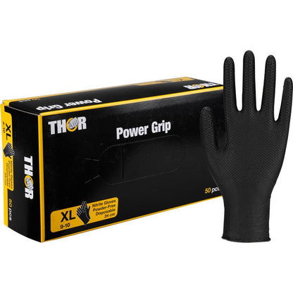 Een zwarte doos met de opdruk "Thor Power Grip, Zwart" van Abena Re-Seller GmbH toont XL-nitrilhandschoenen voor krachttraining of gewichtheffen. Een rechtopstaande handschoen staat naast de doos, die 50 poedervrije handschoenen bevat.
