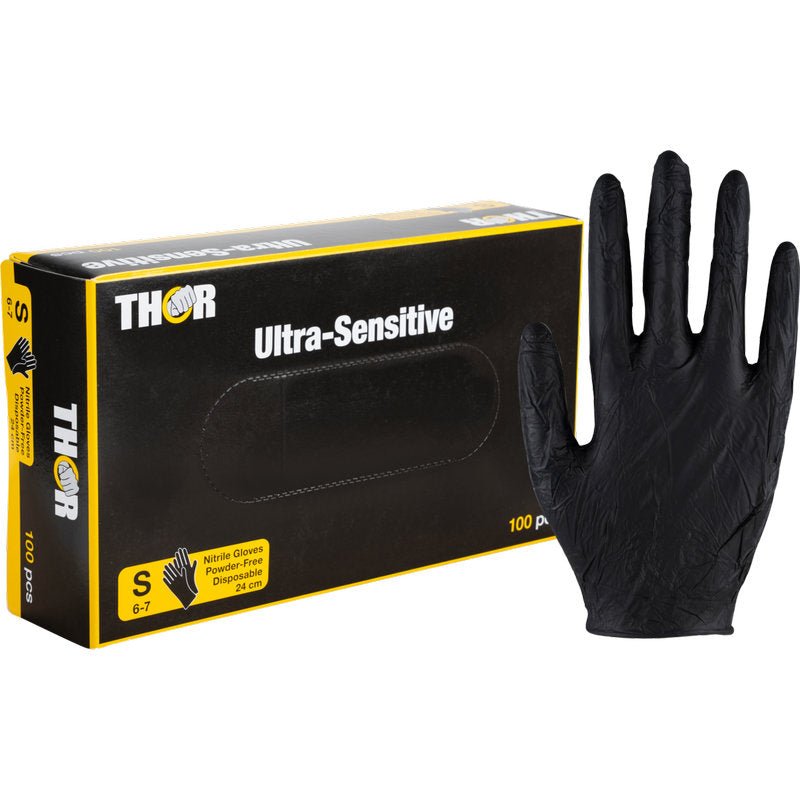 Een rechtopstaande zwarte Thor Ultra Sensitive nitril handschoen van Abena Re-Seller GmbH staat naast een doos met het opschrift "THOR Ultra Sensitive", maat klein (6-7), met 100 handschoenen, in zwart met gele en witte accenten afgebeeld.