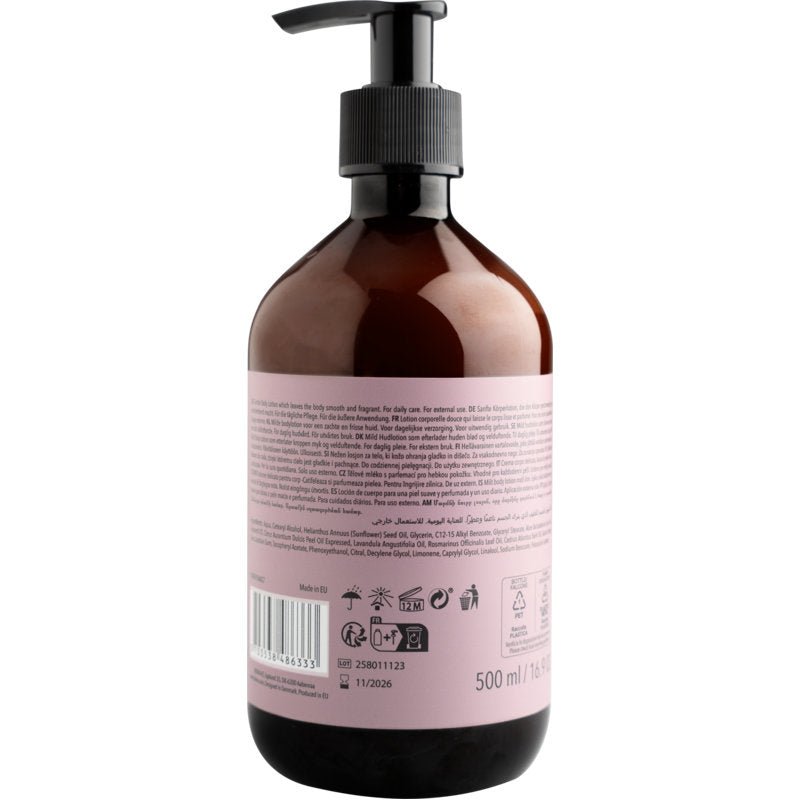 Een bruine kunststof pompflacon van ENA Living Body Lotion (500 ml) van Abena Re-Seller GmbH, weergegeven van achteren met een roze etiket met tekst, recyclingsymbolen, barcode en volume. Ontworpen voor de dagelijkse lichaamsverzorging.