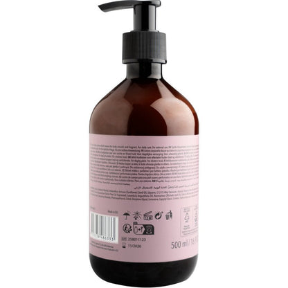 Een bruine kunststof pompflacon van ENA Living Body Lotion (500 ml) van Abena Re-Seller GmbH, weergegeven van achteren met een roze etiket met tekst, recyclingsymbolen, barcode en volume. Ontworpen voor de dagelijkse lichaamsverzorging.