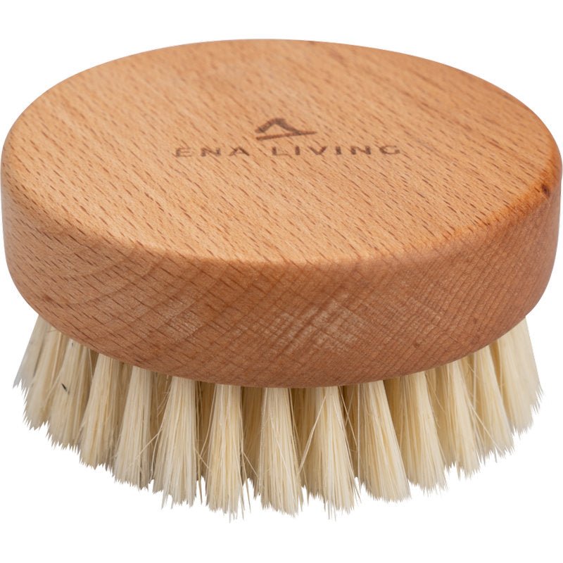 De ENA Living handmassageborstel van Abena Re-Seller GmbH is een ronde massageborstel van hout met natuurlijke borstelharen en de gravure "ENA LIVING" aan de bovenzijde. Verkocht in een doos met 24 verpakkingen, is het ideaal voor ontspanning en wordt het getoond tegen een witte achtergrond.