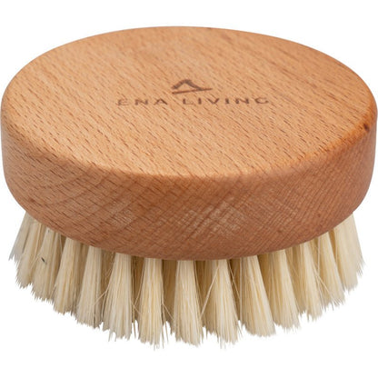 De ENA Living handmassageborstel van Abena Re-Seller GmbH is een ronde massageborstel van hout met natuurlijke borstelharen en de gravure "ENA LIVING" aan de bovenzijde. Verkocht in een doos met 24 verpakkingen, is het ideaal voor ontspanning en wordt het getoond tegen een witte achtergrond.