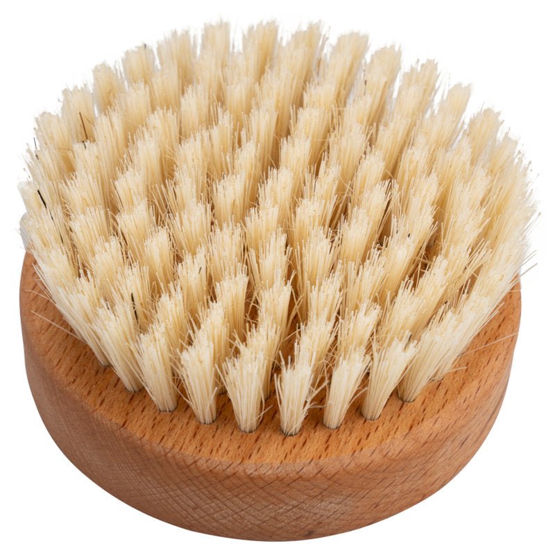 De ENA Living handmassageborstel van Abena Re-Seller GmbH is een handvatloze ronde borstel van hout met dicht opeengepakte lichtbeige natuurlijke borstelharen ter bevordering van de bloedsomloop en ontspanning. Verkrijgbaar als doos (24 verpakkingen).