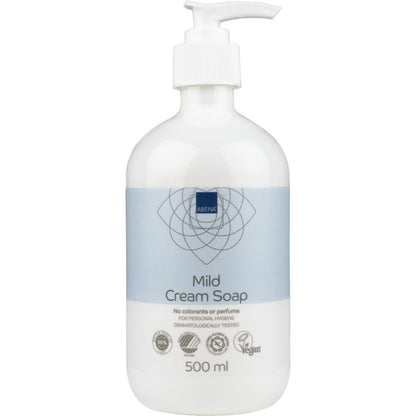 Een witte kunststofpompflacon met het opschrift "Milde Cremeseife ohne Parfüm" van Abena Re-Seller GmbH, die een blauw-wit ontwerp heeft. Het 500 ml product is dermatologisch getest, veganistisch en heeft certificeringen op het etiket.
