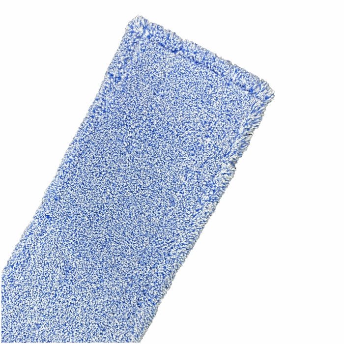 De close-up van de Arcora MICRO BLUE 2.0 - FC ZONDER DEKVELD microvezeldoek van Arcora International GmbH toont zijn zachte, gestructureerde stof en de schone randen - ideaal voor alle oppervlakken en compatibel met verschillende reinigingsmiddelen.