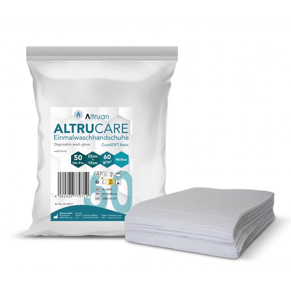 Een verpakking Altruan Altrucare wegwerpwashandschoenen CuraSOFT Basic (60g) met 50 handschoenen wordt naast een stapel niet-gevouwen handschoenen getoond. De verpakking toont dat elke handschoen 22 cm x 15 cm groot is.