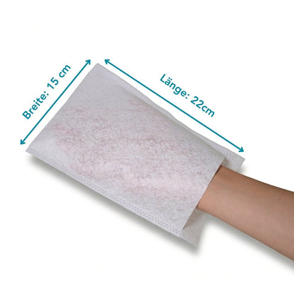 Afgebeeld is een hand in een Altrucare wegwerpwashandschoen CuraSOFT Basic (60g) van Altruan. Blauwe pijlen geven zijn grootte aan: 15 cm breed, 22 cm lang. De achtergrond is effen wit. De verpakking bevat 50 stuks.