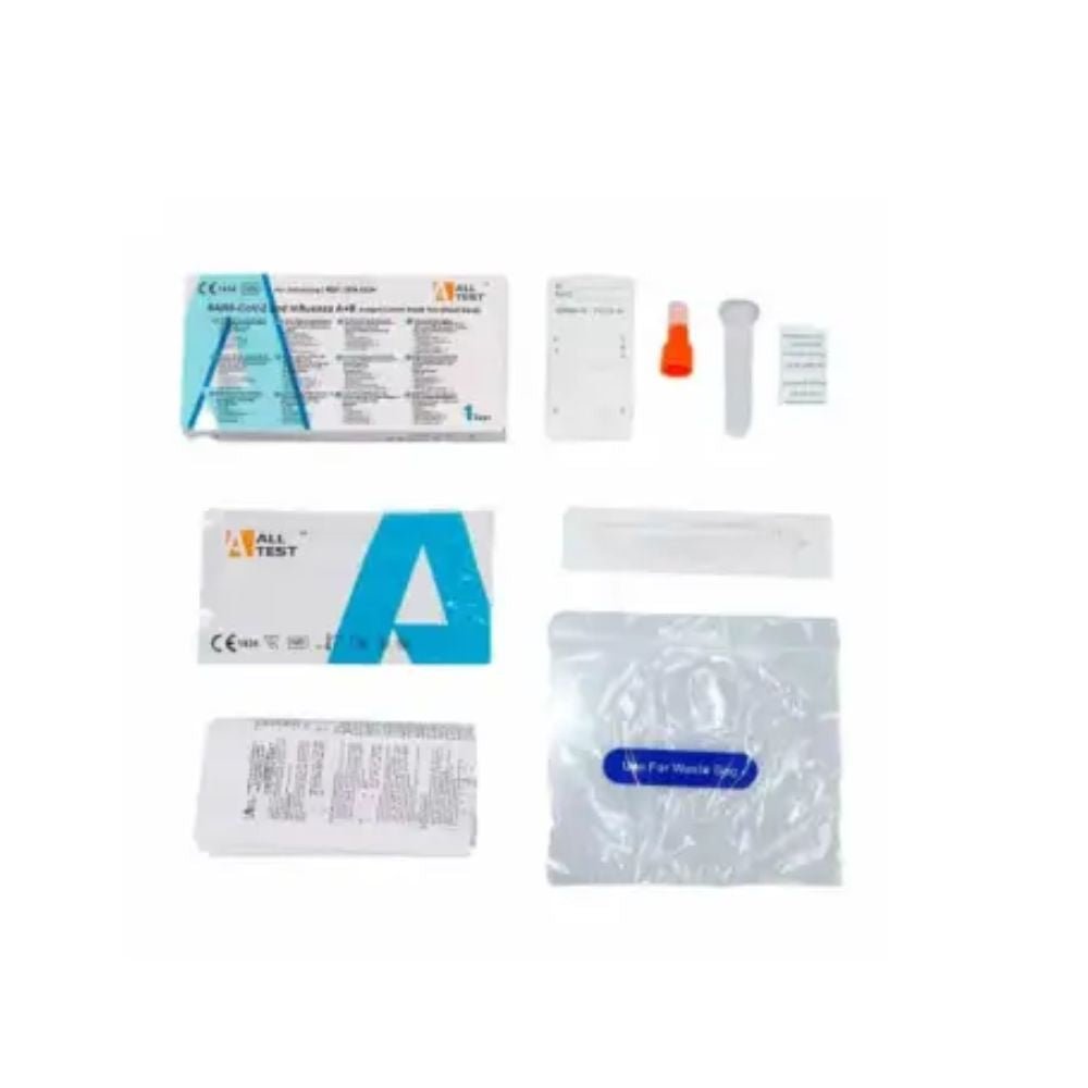 De ALLTEST SARS-CoV-2 en Influenza A+B Antigen Combo-sneltest van Altruan bevat een testcassette, een flesje met bufferoplossing, een wattenstaafje, een buisje, een druppeltip, een handleiding en een resultatenkaart. Het is op een witte achtergrond geplaatst en draagt op de verpakking de vermelding 'voor eenmalig gebruik'.