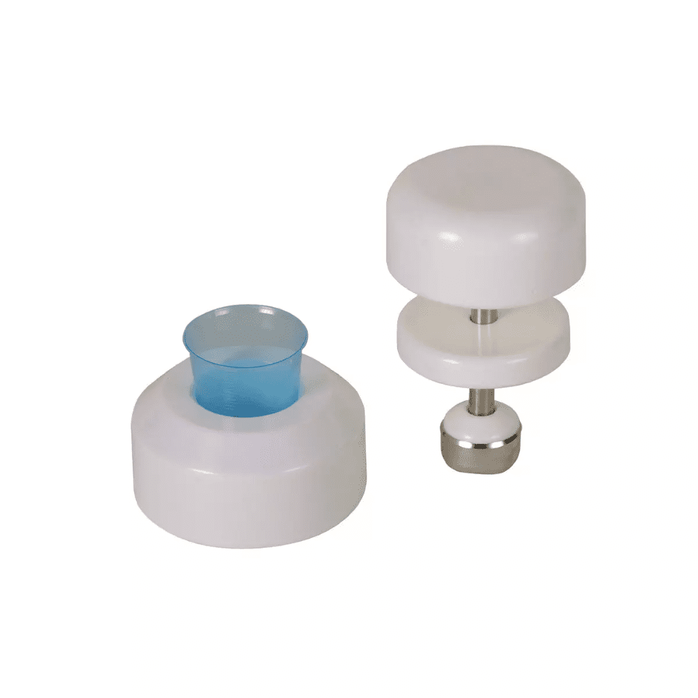 Tegen een witte achtergrond zijn twee witte keukenhulpen van kunststof te zien. Het gereedschap links heeft een cilindrische vorm met een blauwe kunststof inzet, terwijl het gereedschap rechts een AMPri tablettenvermaler voor medicijnbekers van de AMPri Handelsgesellschaft mbH is, die bestaat uit twee witte schijven die door een roestvrijstalen staaf met een metalen basis verbonden zijn.