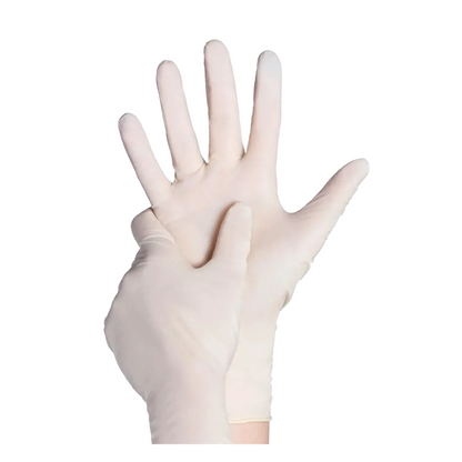 Een persoon trekt een AMPri BASIC-PLUS gepoederde, witte latexhandschoen aan. De afbeelding toont een hand met de hele handschoen en de andere hand die de handschoen aantrekt. De achtergrond is eenvoudig wit.