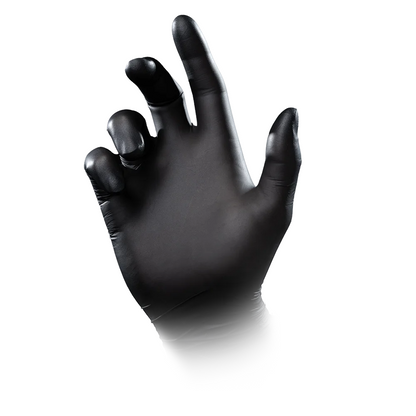 Auf weißem Hintergrund ist der Nitrilhandschuh AMPri BLACK 300 in Überlänge abgebildet, der von der AMPri Handelsgesellschaft mbH vorgestellt wird. Die Hand mit dem schwarzen Handschuh ist nach oben gerichtet, die Finger sind leicht nach innen gekrümmt.