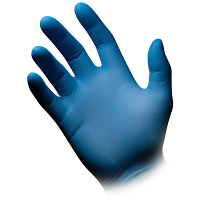 Een linkerhand, gekleed in een AMPri BLUE ECO-PLUS nitrilhandschoen poedervrij van de AMPri Handelsgesellschaft mbH, is afgebeeld met gespreide vingers van de blauwe handschoen tegen een witte achtergrond. Het polsgebied vervaagt naar de achtergrond, waardoor de indruk ontstaat dat de handschoen voorbij het zichtbare uitsteekt.