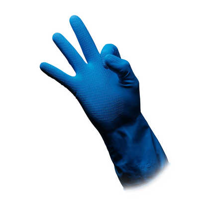 Een blauwe AMPri CLEAN-COMFORT latex huishoudhandschoen met gestructureerd oppervlak wordt rechtop gehouden. Duim en wijsvinger van de handschoen raken elkaar, terwijl middel-, ring- en pinkvinger zijn uitgestrekt. Ideaal voor verschillende taken als perfecte Clean-Comfort-latexhandschoen van de AMPri Handelsgesellschaft mbH. Afgebeeld tegen een witte achtergrond.