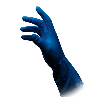 Een blauwe latex huishoudhandschoen uit de CLEAN-COMFORT-serie van de AMPri Handelsgesellschaft mbH staat rechtop, de handpalm wijst licht naar links, tegen een eenvoudige witte achtergrond. De poedervrije AMPri CLEAN-COMFORT latex huishoudhandschoenen lijken ontworpen te zijn voor taken die uitstekende grip en bescherming vereisen.