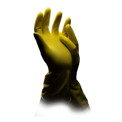 Tegen een witte achtergrond is een paar latexvrije AMPri CLEAN-COMFORT huishoudhandschoenen van de AMPri Handelsgesellschaft mbH afgebeeld. Een gele handschoen is met open handpalm afgebeeld, terwijl de andere handschoen deze licht overlapt. De herbruikbare werkbeschermingshandschoenen zijn voorzien van gestructureerde oppervlakken op de handpalmen en vingers om de grip te verbeteren.