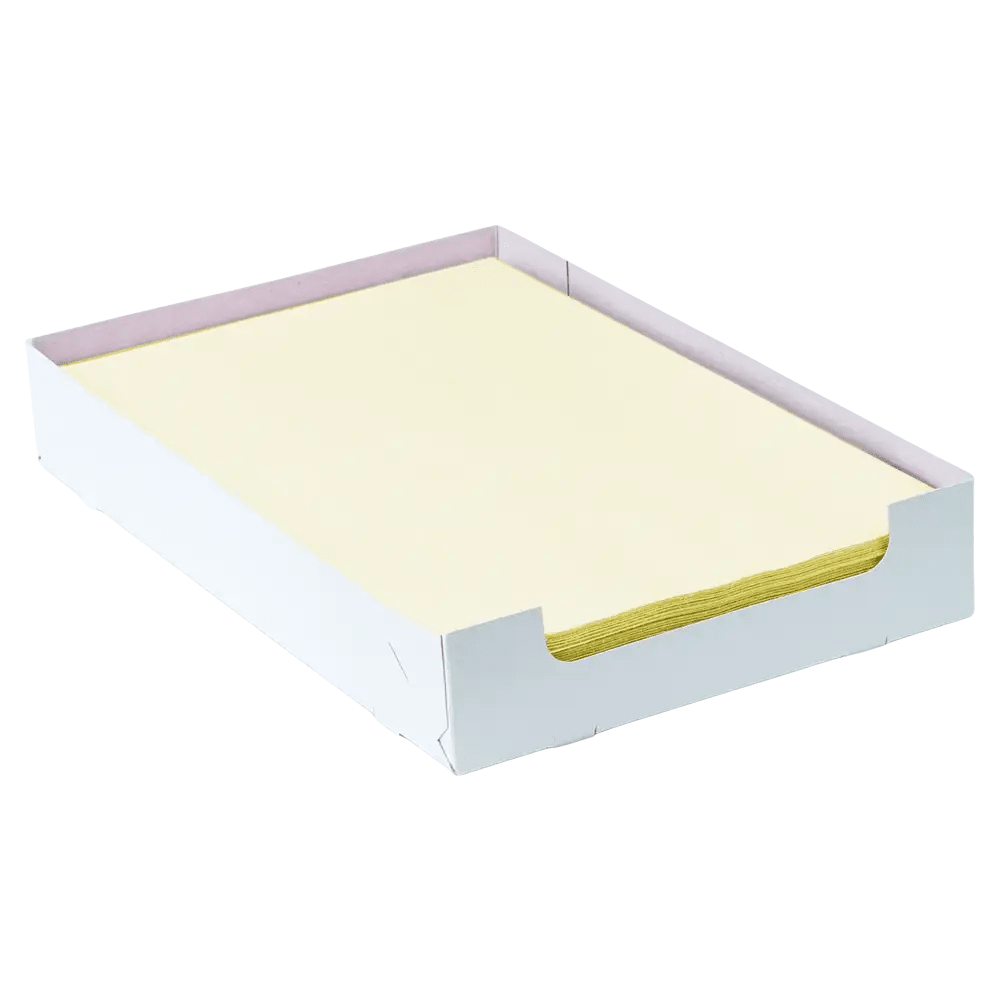 Een stapel gele briefpapierbladen ligt zorgvuldig in een AMPri Dental Kreppauflage-Trayfilterdoos, die aan de binnenzijden een lichte roze tint heeft en voor een vlekkeloos witte achtergrond staat.